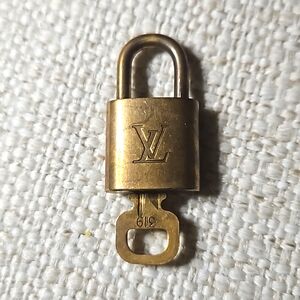 #319 louis vuitton padlock and key set